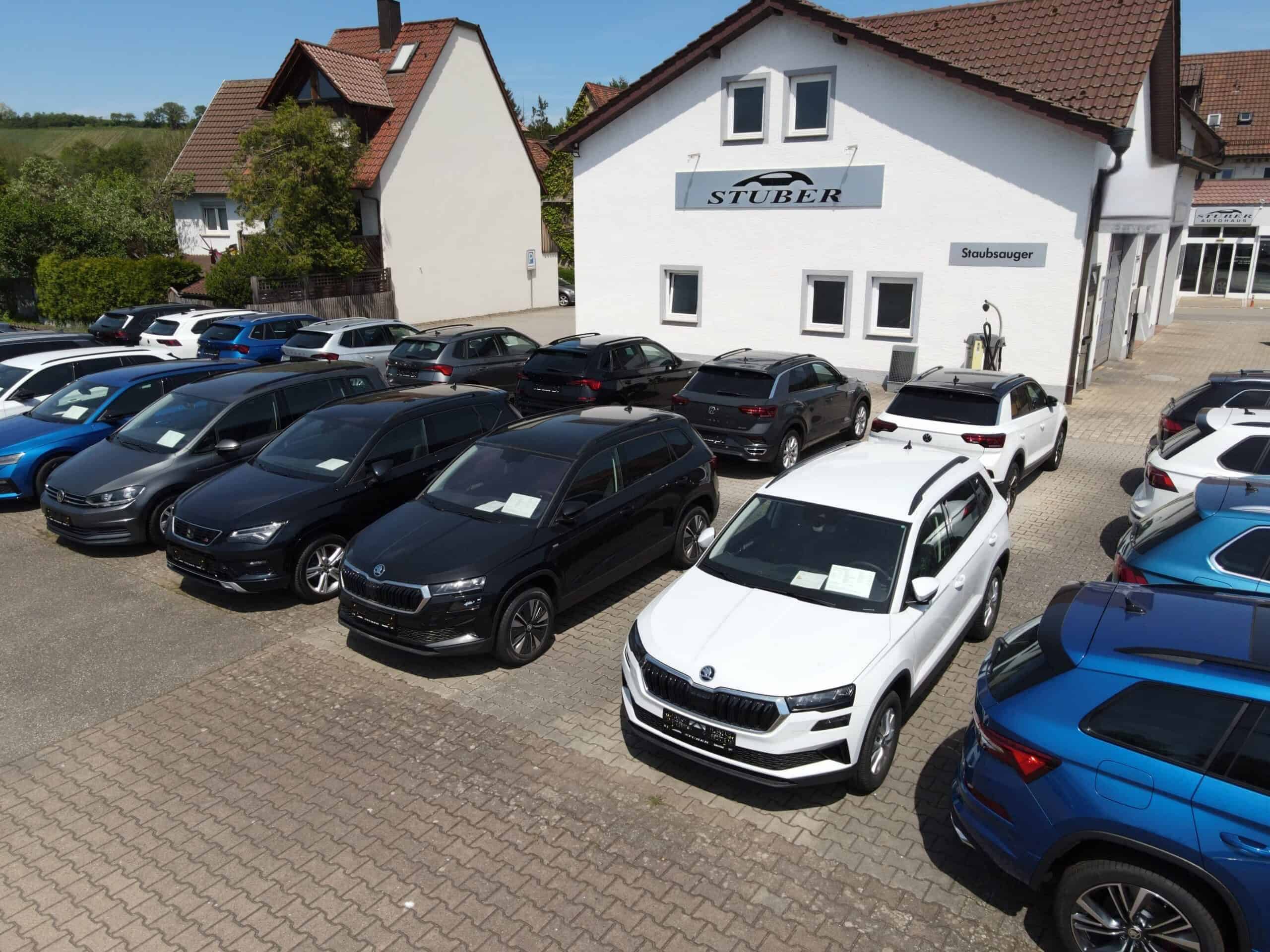 Viele neue Gebrauchtwägen auf dem Hof vom Autohaus Stuber