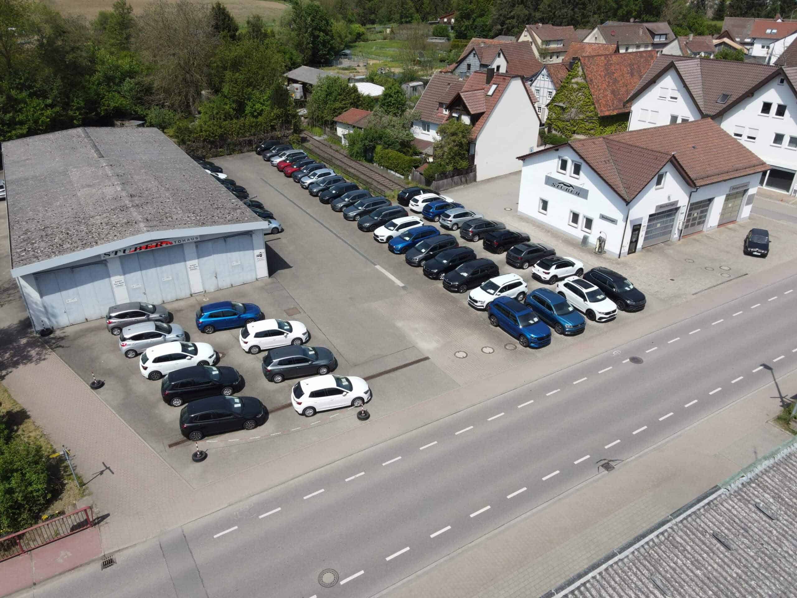 Das Autohaus Stuber von oben mit Gebrauchtwägen, Geschäftsgebäude, Halle etc.